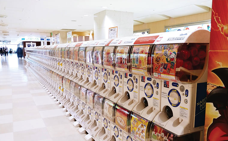 何があるかを見ているだけでも楽しいカプセルトイのエリア。食事中や機内での暇つぶしにも重宝しそうです。