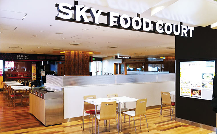 第1ターミナルのフードコートは、窓際から飛行機を見ることができます。