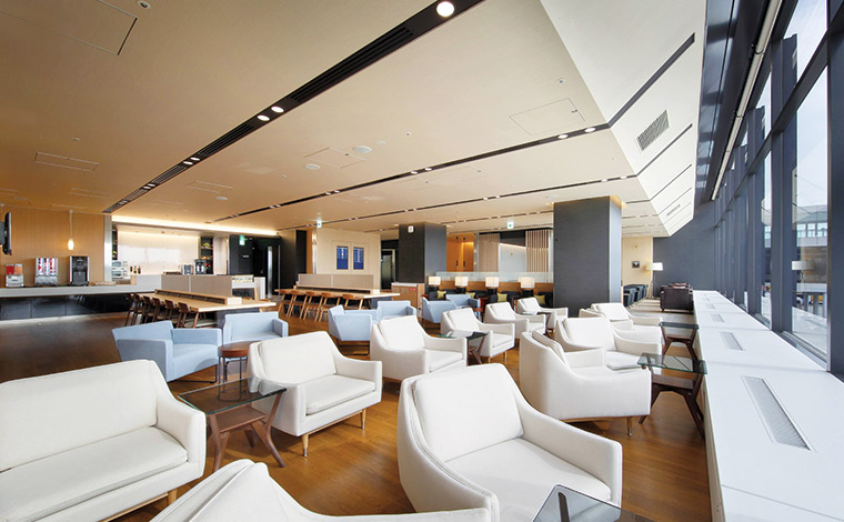 写真提供：NAA<br />
誰でも利用できる有料ラウンジは、飛行機の離発着を眺めることができるベストビューな場所にあります。