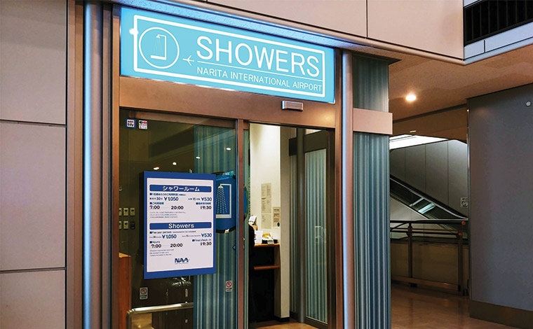 朝と夕方は比較的混雑するとのことですが、待合スペースで待つことができます。