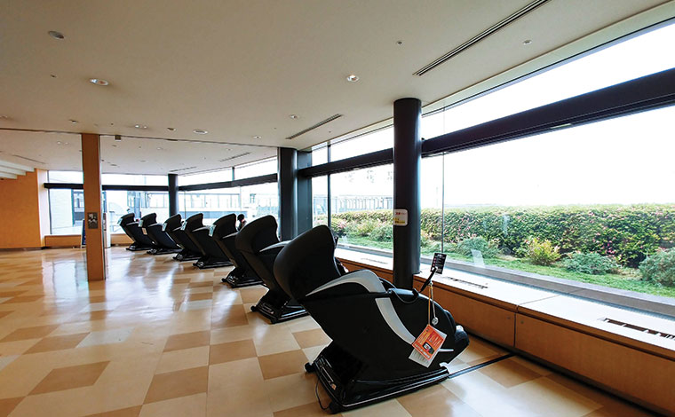 空港内にはマッサージチェアが点在しているので、お試しあれ。