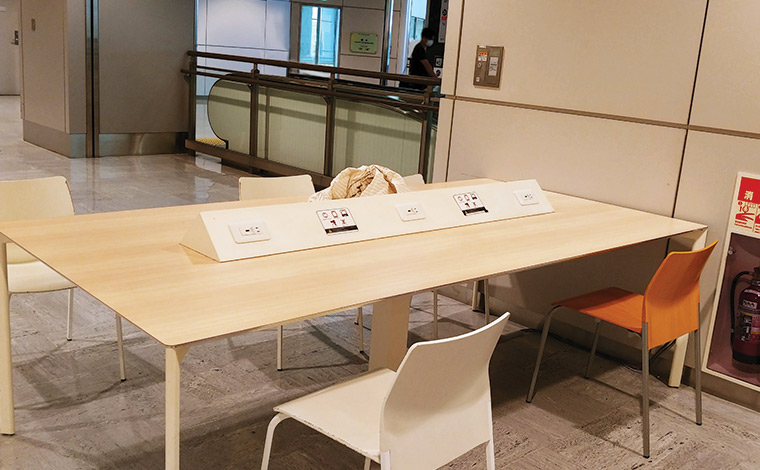 第1ターミナル中央ビル2階、エスカレーター横のスペースはテーブル、コンセントなども完備。