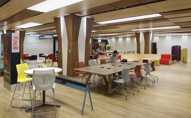 写真提供：ITOKI<br />
出国手続き後のエリアにもフリースペースがあるため、直前まで作業が可能です。