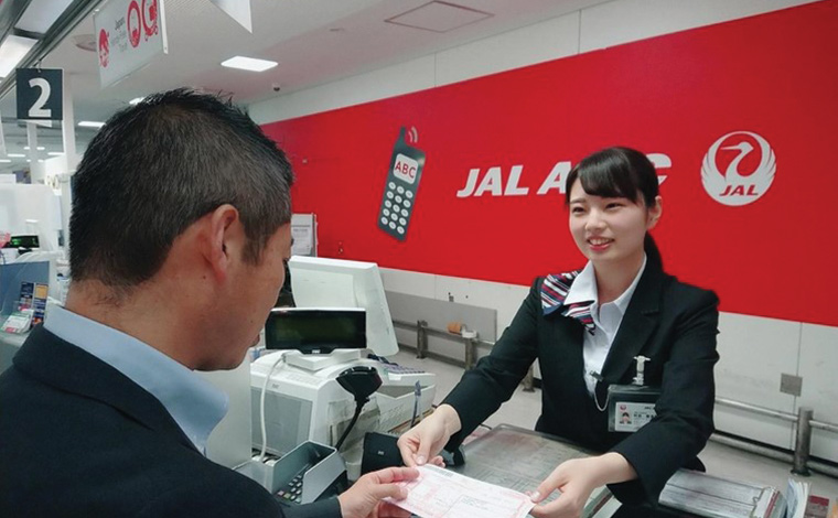 写真提供：JALエービーシー<br />
自宅－空港間の荷物は宅配便で運ぶと便利です。<br />
