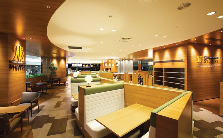 「CAFE & DINING N's COURT」は、コンセントが設置された席もあり便利です。