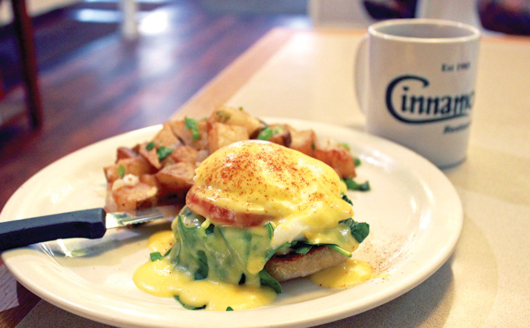 女性でも食べきりやすいハーフサイズのエッグベネディクト（13.50ドル）