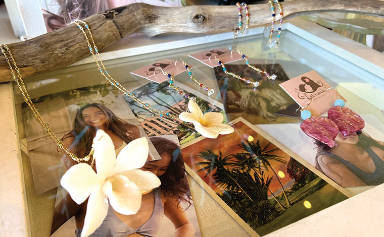 オリジナルジュエリー「ボタニカルシリーズ」が大人気のレイナイア