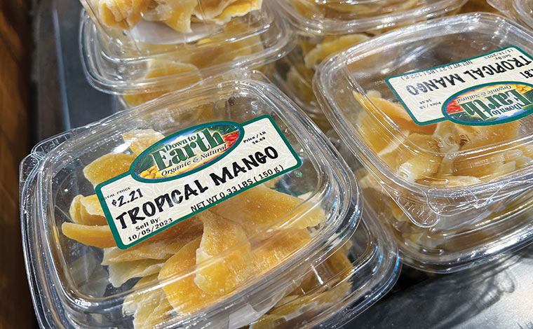 トロピカルなフルーツもたくさん。パックに入ったドライフルーツも、種類豊富にそろっています。