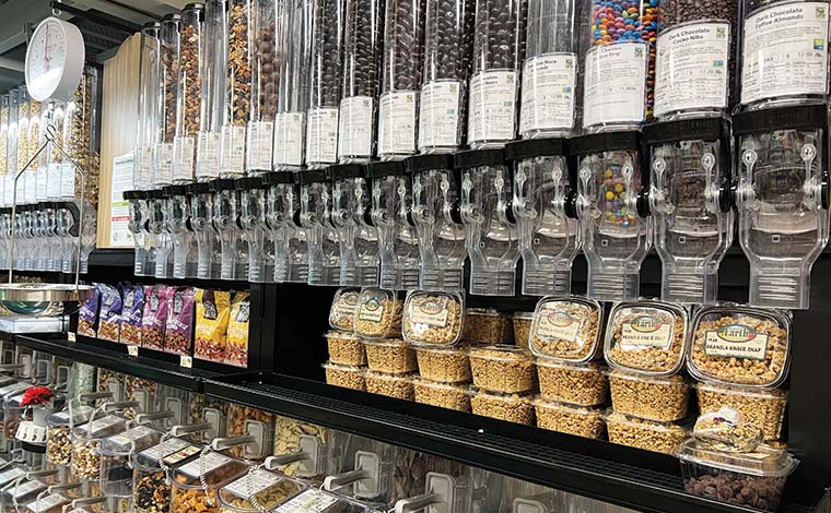 コーヒーや穀類、チョコレートの量り売りコーナーも人気です。