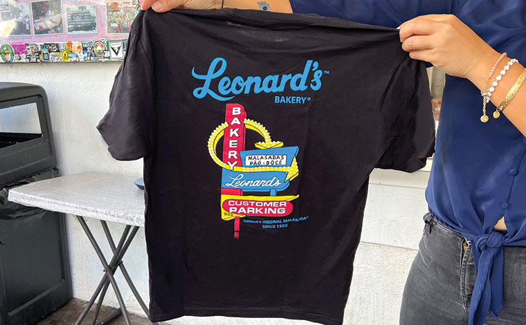 ロゴがかわいいTシャツは種類もいろいろあり、各21.95ドル