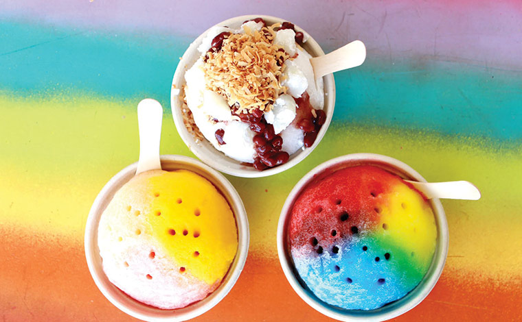 「ハレアカラ（ライチ＆ココナッツ＆練乳）」＋ローストココナッツ＋モチ＋小豆 11.50ドル、（写真右）「ハワイアン・レインボー（ストロベリー＆パイナップル＆バニラ）」6.25ドル、（写真左）「サンセットビーチ（パッションオレンジ、マンゴー、グアバ）」6.25ドル