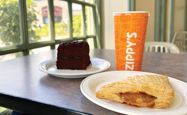 左：ドゥバシュ・ケーキ 3.55ドル<br />
右：アップル・ナップル（アップル・ターンオーバー）4.5ドル<br />
