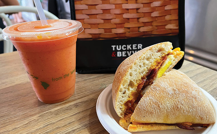 ベーコンエッグ＆チェダ・パニーニロール」（9.49ドル）、サンセット・スムージー（6.49ドル）