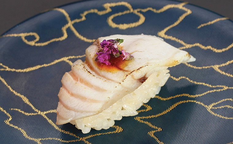 オシツケの塩炙り　湘南ゴールドジュレのせ2貫620円　写真提供：地魚回転すし 小田原港