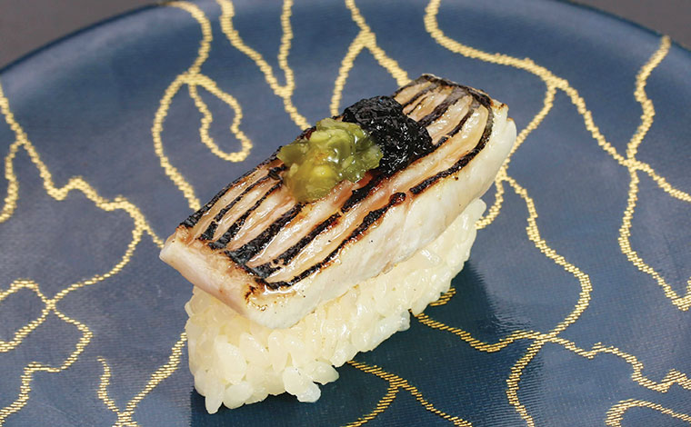 スミヤキの塩炙り茎わさび海苔のせ　2貫540円　写真提供：地魚回転すし 小田原港