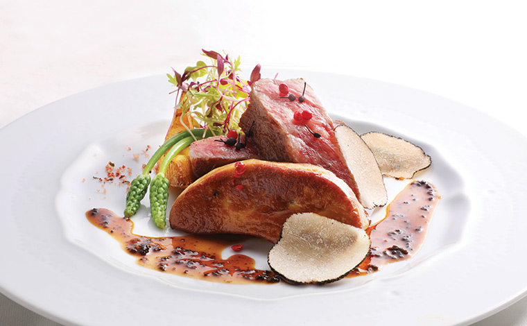 和牛とフォアグラ　ぺルゴールソース5,800円　写真提供：あじわい回転寿司 禅