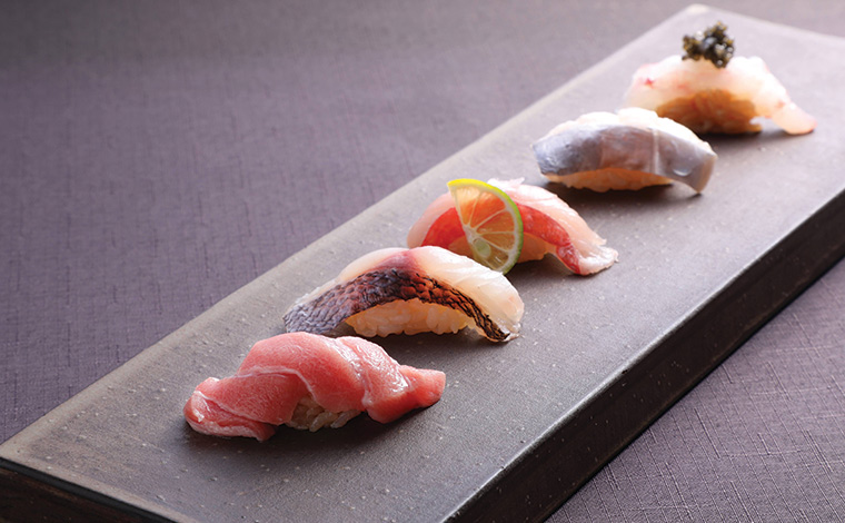 手前から本鮪、クロムツ、金目鯛、太刀魚、ボタンエビのキャビア乗せ　写真提供：あじわい回転寿司 禅