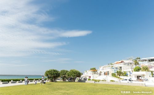 沖縄・家族旅行なら「ウミカジテラス」。 美しい瀬長島の海を見ながらグルメ＆ショッピング