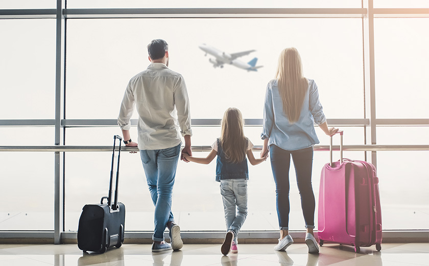 飛行機の搭乗手続きとは？　グランドホステスがセルフチェックインを解説