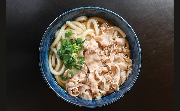 フードブースでは日本食も楽しめます。写真提供：Japanese Cultural Center of Hawaii