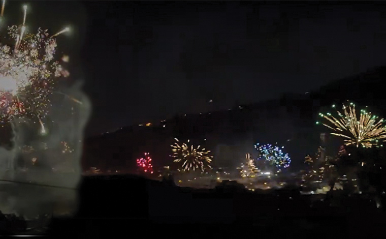 ローカルの各ご家庭からの花火の様子