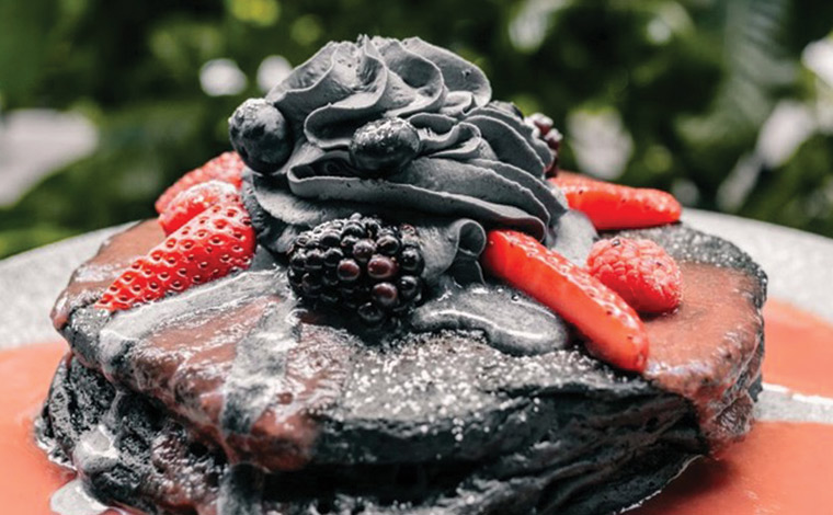 チャコール・バターミルク・パンケーキ 17ドル