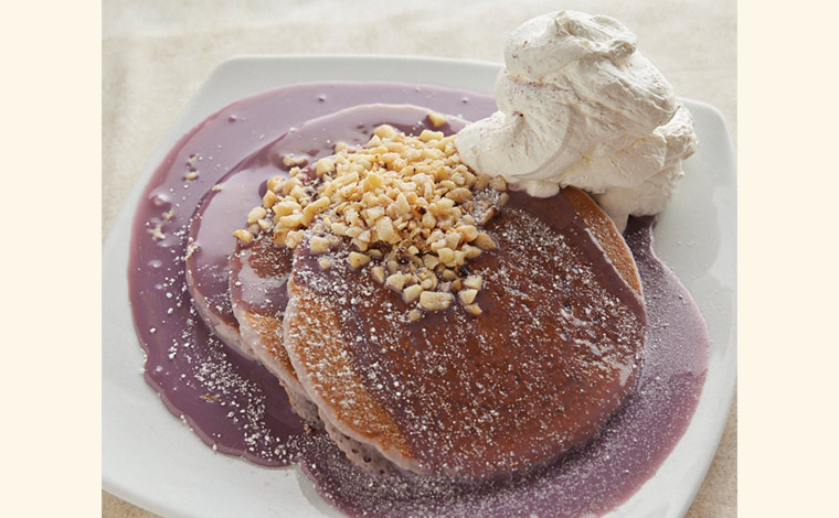 Hawaiian Ube Pancake 24ドル<br />
写真提供：ヒルトン・ハワイアン・ビレッジ・ワイキキ･ビーチ・リゾート