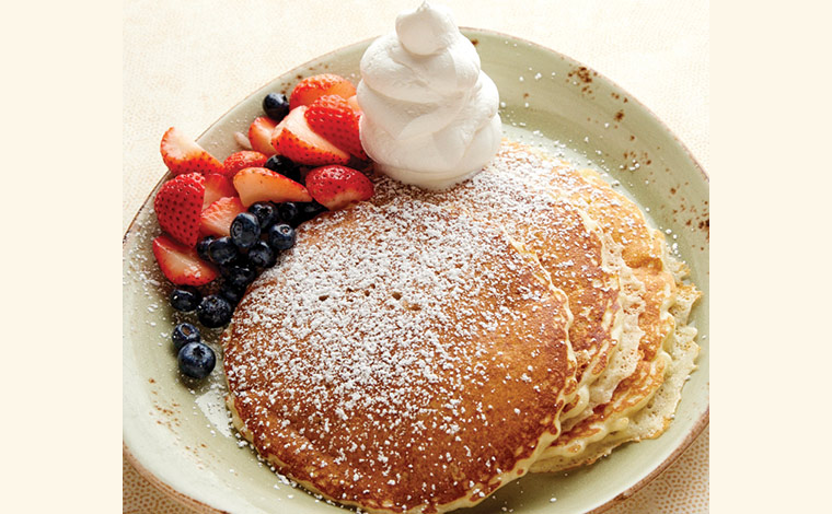 Brux Buttermilk Pancake 21ドル<br />
写真提供：ヒルトン・ハワイアン・ビレッジ・ワイキキ･ビーチ・リゾート