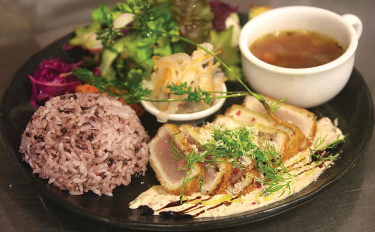 マグロのレアカツプレート