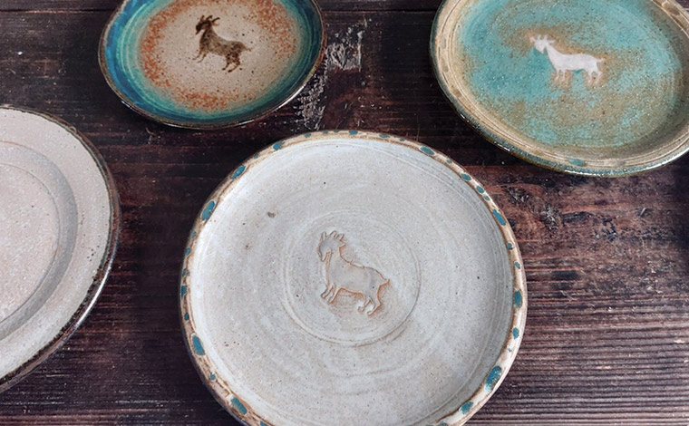 ヒージャー（ヤギ）のお皿も人気