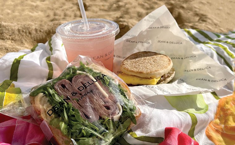 手前／スパイシー・ディジョネーゼ・パストラミ・サンドイッチ（5.95ドル）、右奥／ソーセージ・エッグマフィン（5.95ドル）、ストロベリーレモネード（5.95ドル）