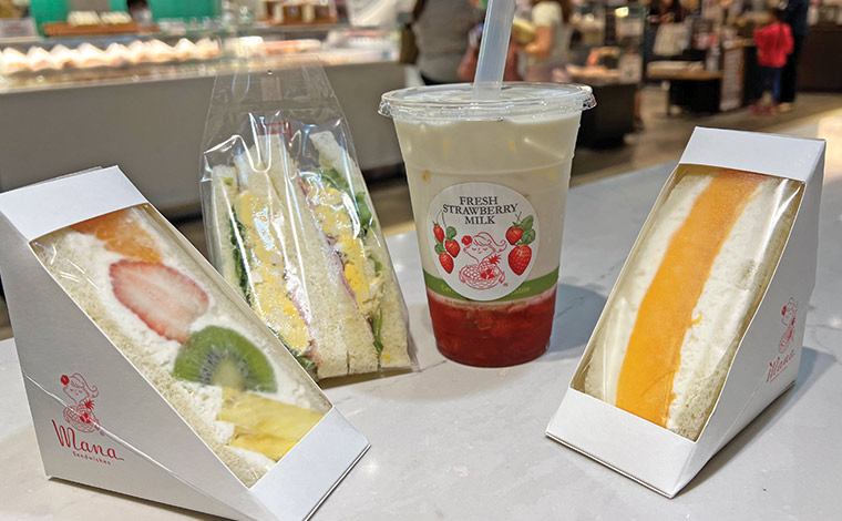 左からミックスフルーツサンド（5.75ドル）、ハムエッグサンド（6.75ドル）、ストロベリーミルク（6.75ドル）、パパイヤサンド（5.75ドル）