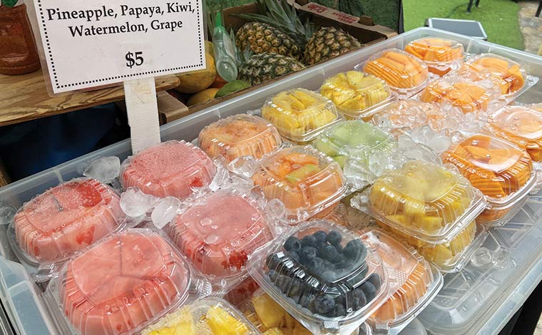 買ってすぐ食べられるカットフルーツは便利でおいしい！各5ドル