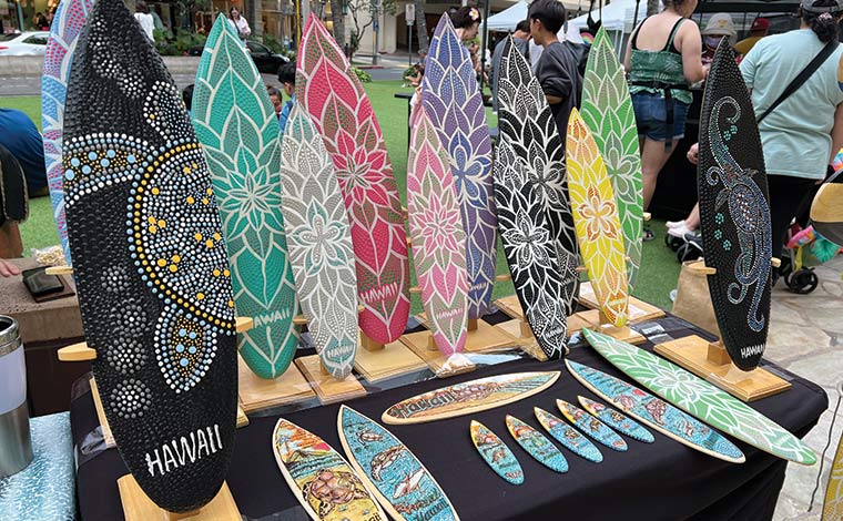 Mo'o Designsのブースでは、手作りの小さなサーフボードを販売。大：50ドル、中：40ドル、一番小さなマグネットは各10ドルでお土産にも！