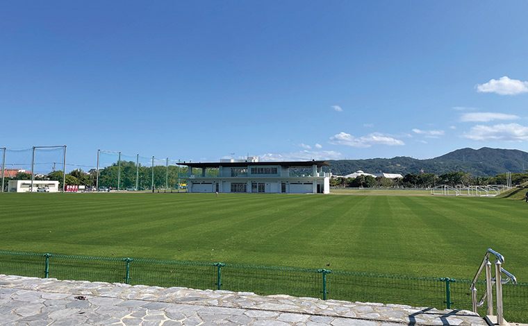 タピックスタジアム名護　屋外投球練習場前広場
