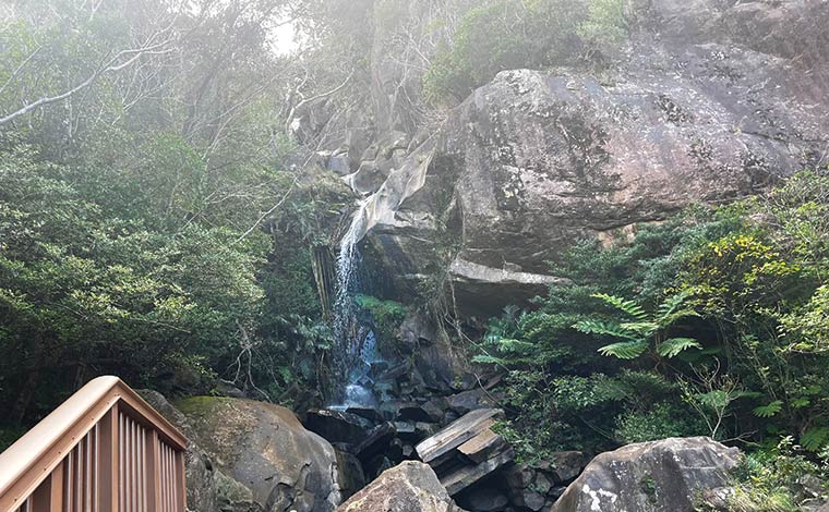 沖縄県指定文化財である「轟の滝」