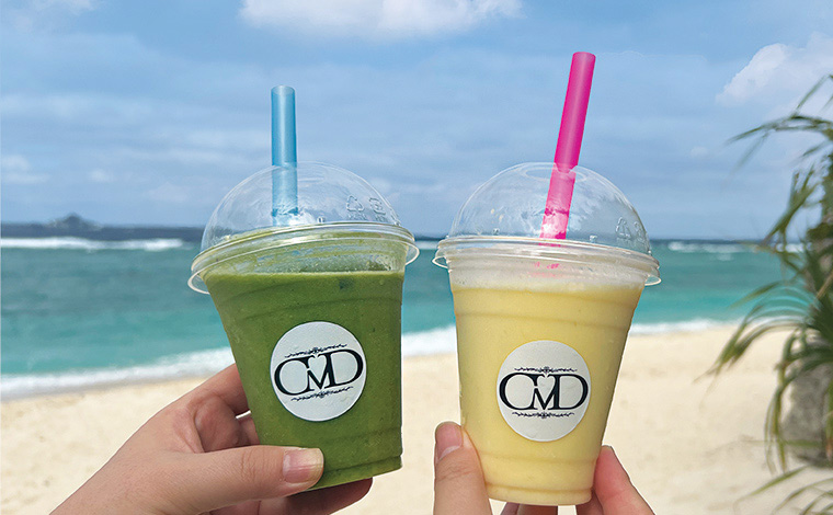 グリーンスムージー（800円）　右　パイナップルココナッツ（800円）