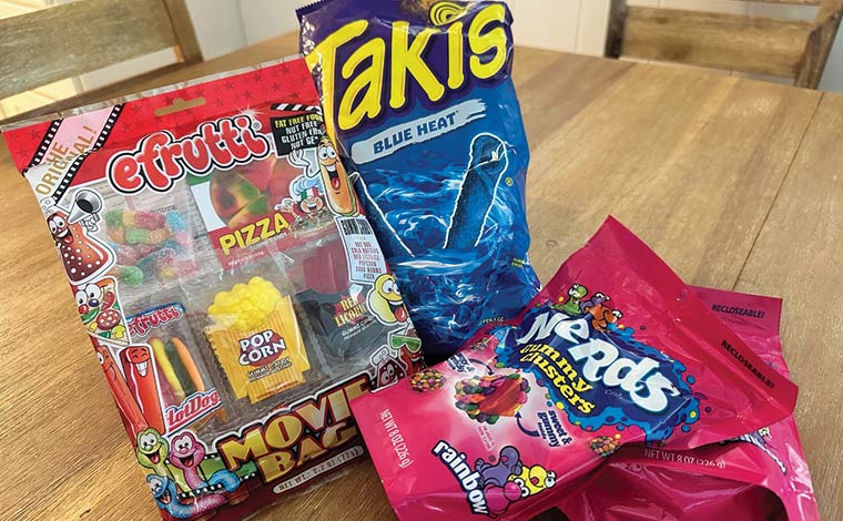 左お菓子セット3.29ドル、中Takis（タキス）５.29ドル　右 Nerds Clusters(ナーズグミクラスターズ) 4.59ドル