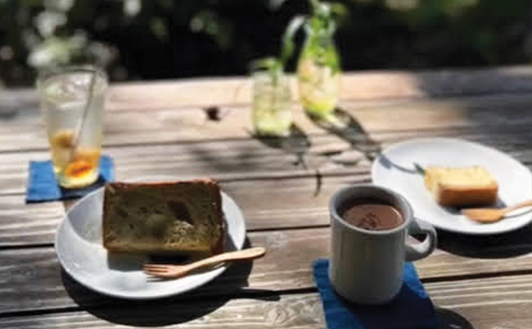 木漏れ日の中でのカフェタイムは最高の贅沢。（写真提供：藍風）