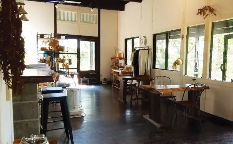 スカーフやアクセサリー、バッグなど様々な藍染のグッズが販売されています。（写真提供：藍風）