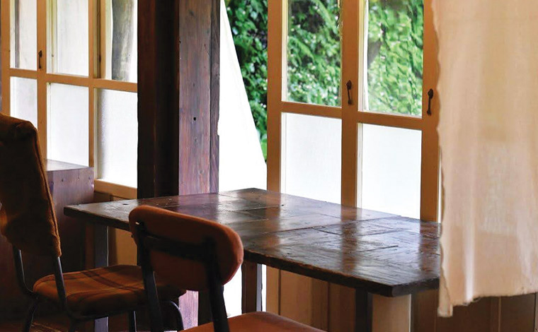 まるで学校の机のようにも見える、どこか懐かしい雰囲気のテーブル席。
