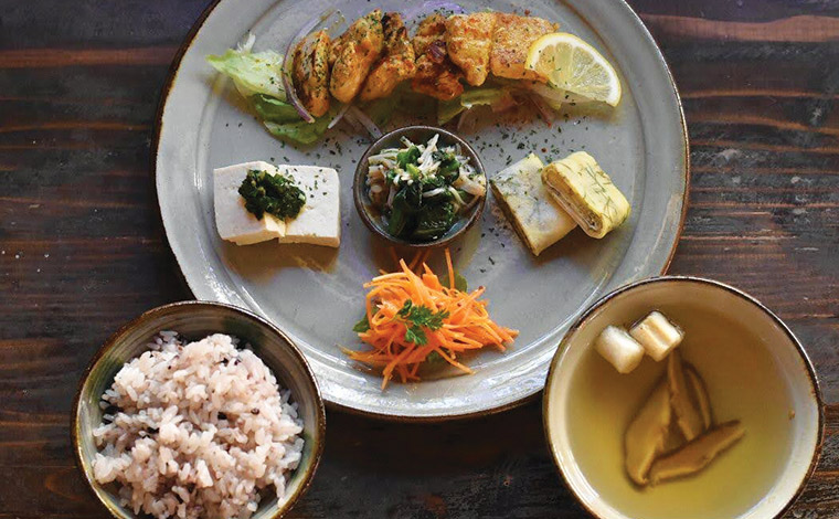 「本日のハコニワプレート」はドリンク付き。プラス200円でケーキ付きセットになります。<br />
（写真提供：ハコニワ）