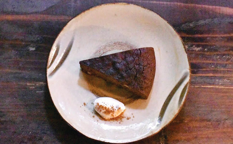 スイーツは手作りのガトーショコラ（500円）。あっさりと食べやすい<br />
（写真提供：ハコニワ）