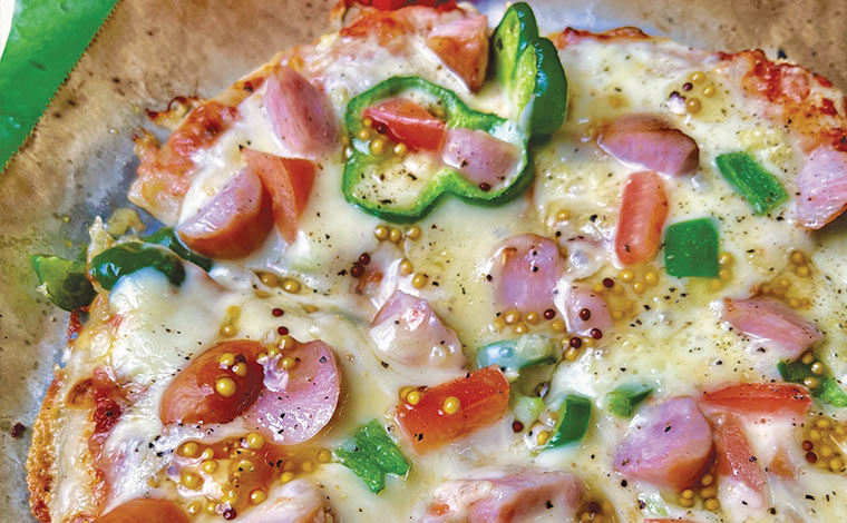 店内で焼き上げるピザは常時4～5種類を用意。<br />
（写真提供：Cafe ichara）