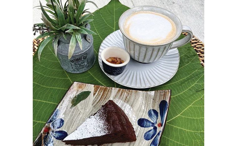 テラス席で食べたいガトーショコラとカフェオレ<br />
（写真提供：Cafe ichara）