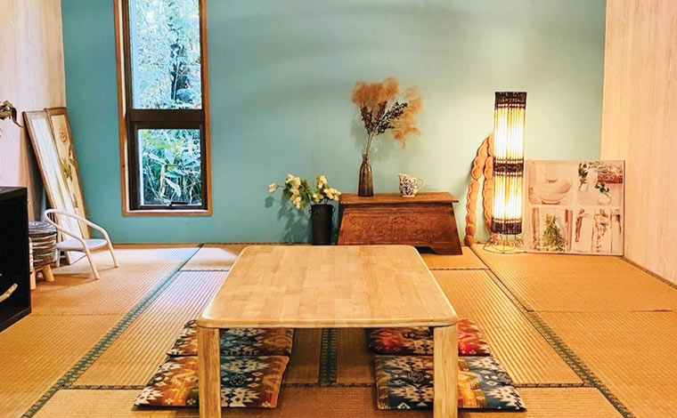 和に仕立てられた座敷席は、ほっと一息つける親しみある空間。<br />
（写真提供：Cafe ichara）