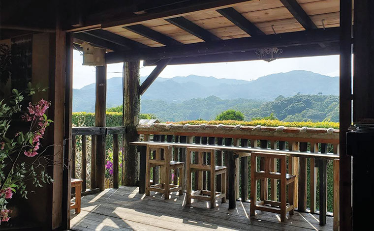 テラスのカウンター席からは山々の景色