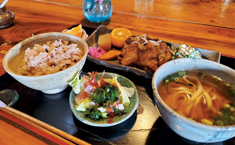 ボリュームたっぷりの「四季の彩セット」。地元でも評判のおいしさ。