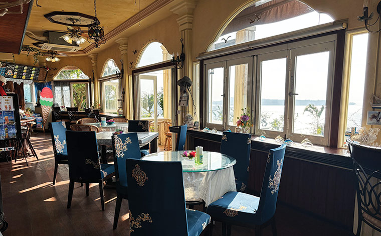 2階の窓からは海が見渡せます。