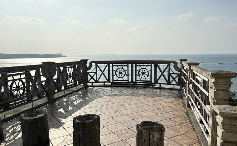 2階、3階のテラス席からは海が見渡せます。